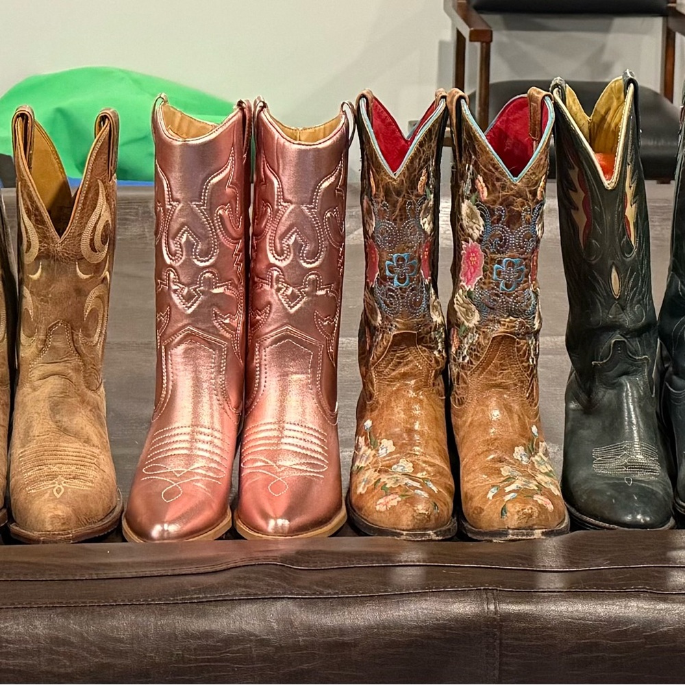 Red and Black Cowboy Western Boots with Classic Craftsmanship - Picture 5 of 7